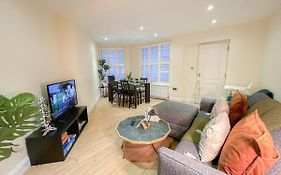 3 Bedroom Apartment With Private Terrace In Pimlico, Westminster, Victoria
